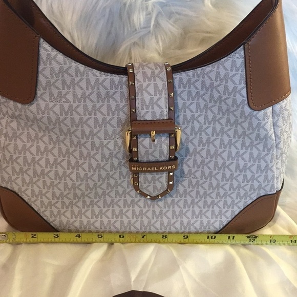 Michael Kors Lillian Vanilla Medium Shoulder Bag - Picture 12 of 17